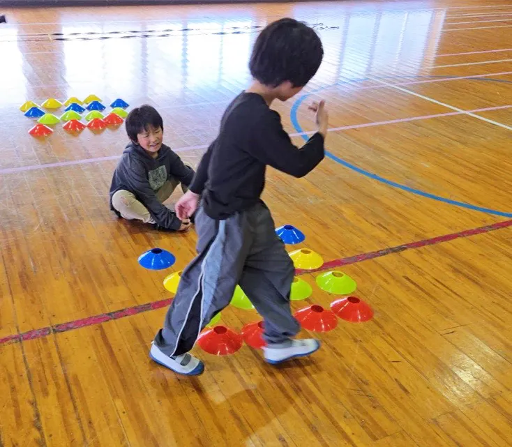 スポーツゲームをする子供たち