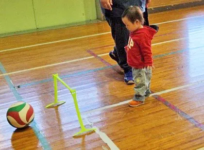 ボールで遊ぶ子供