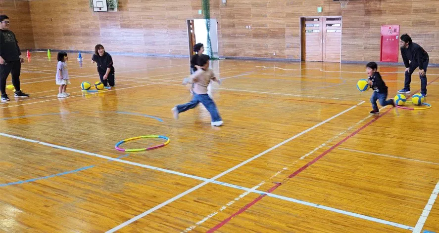 競技する子供たち