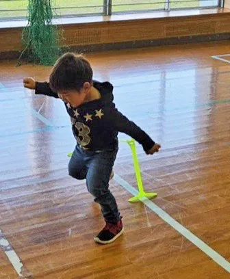 走っている子供
