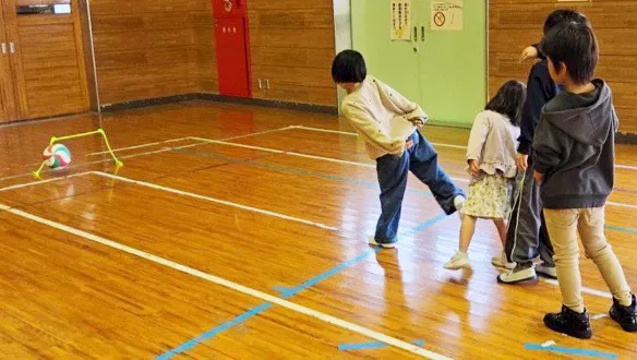 ボールでゲームする子供たち
