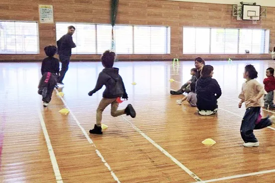 スポーツゲームをする親子
