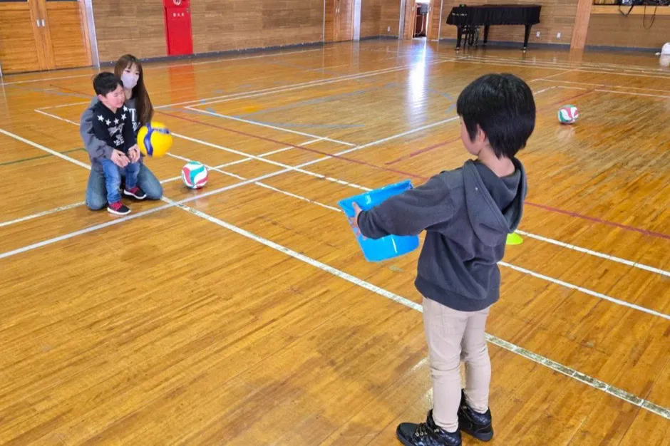 ボールでゲームする親子